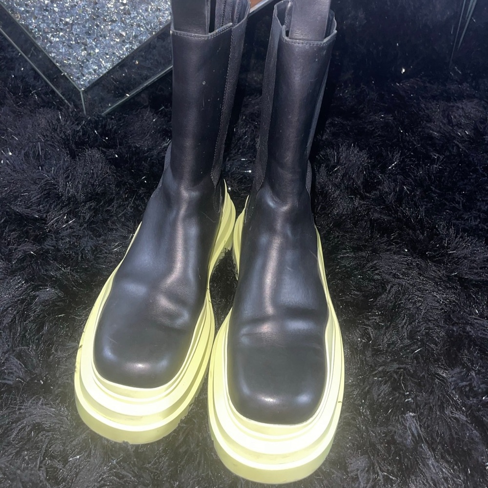 AUTHENTIC  Bottega Veneta Black and Seagrass Chelsea Boot. Previously Worn